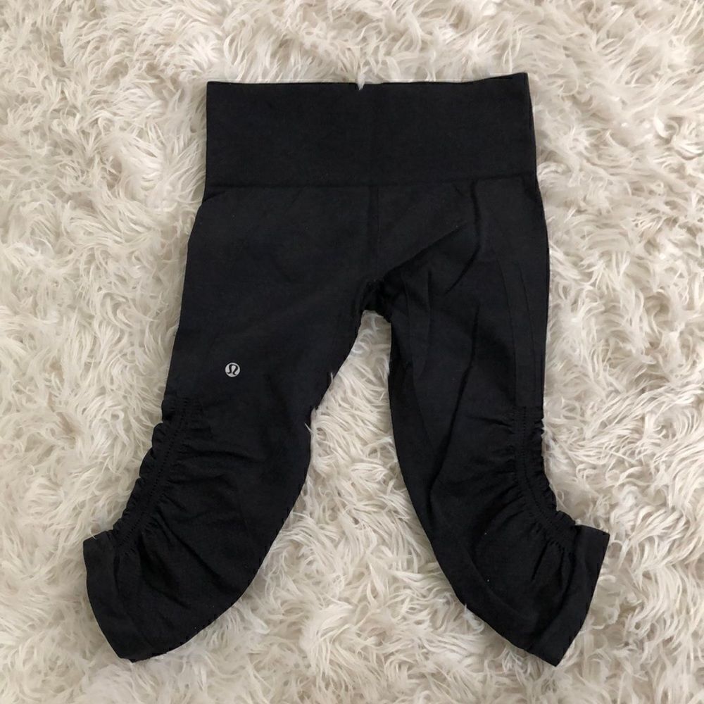 Lululemon heather gray crops size 4 EUC